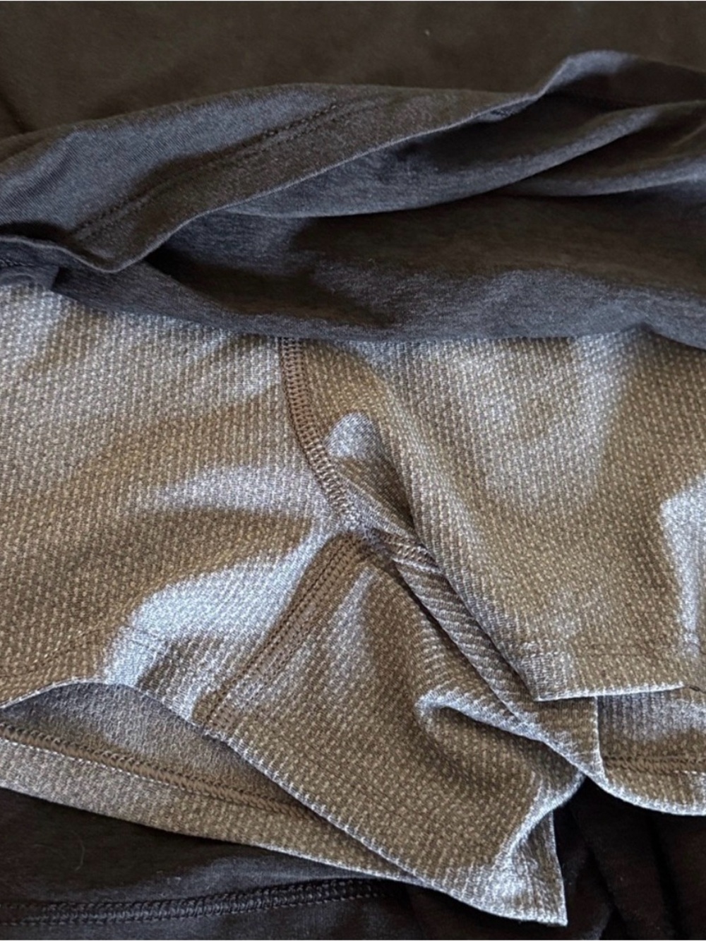 Vuori tennis & Pickleball skirt in charcoal gray.  Has attached gray mesh shorts - Picture 4 of 4